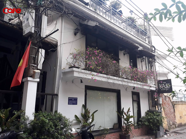 Mặt tiền cửa h&agrave;ng tại số 4 Hạ Hồi ho&agrave;n to&agrave;n vắng vẻ.