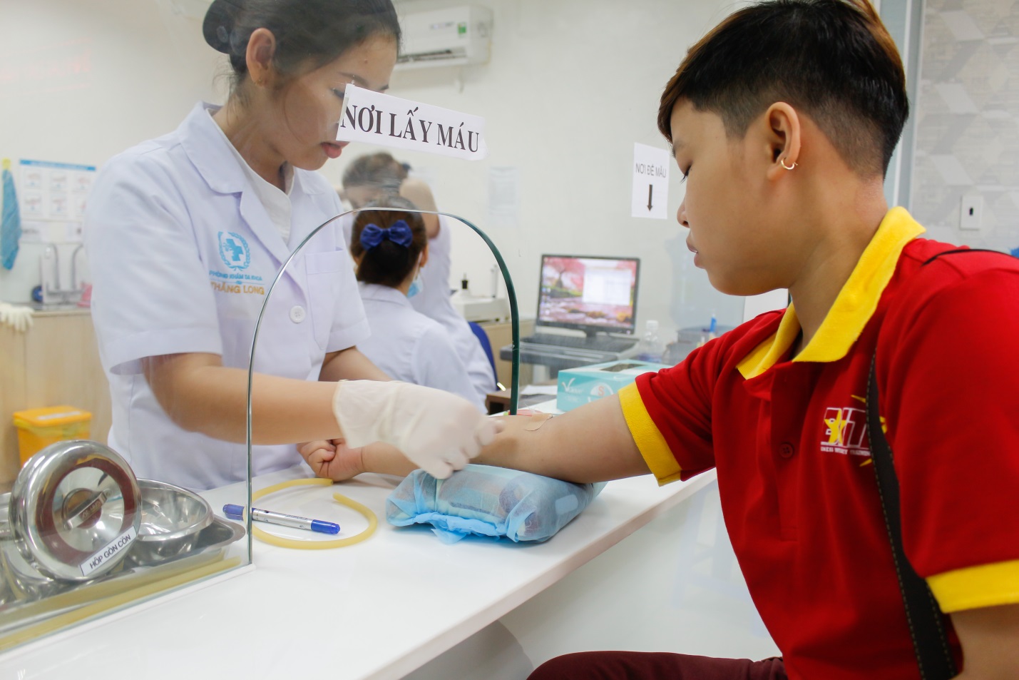 Thực hiện c&aacute;c x&eacute;t nghiệm chuy&ecirc;n nghiệp gi&uacute;p việc chẩn đo&aacute;n bệnh được nhanh ch&oacute;ng, hiệu quả