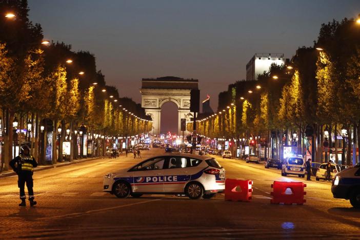 IS tấn công táo tợn tại Paris ngay trước bầu cử Pháp