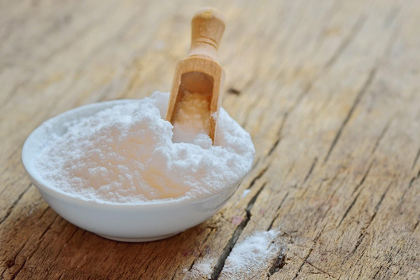 Baking soda tạo ra môi trường kiềm làm dịu da bỏng nắng nhanh chóng.