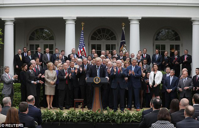 Ông Trump ăn mừng vì Obamacare bị “khai tử”