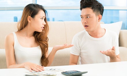 Chàng trai mời bạn gái về ăn cơm đòi chia đôi tiền đi chợ