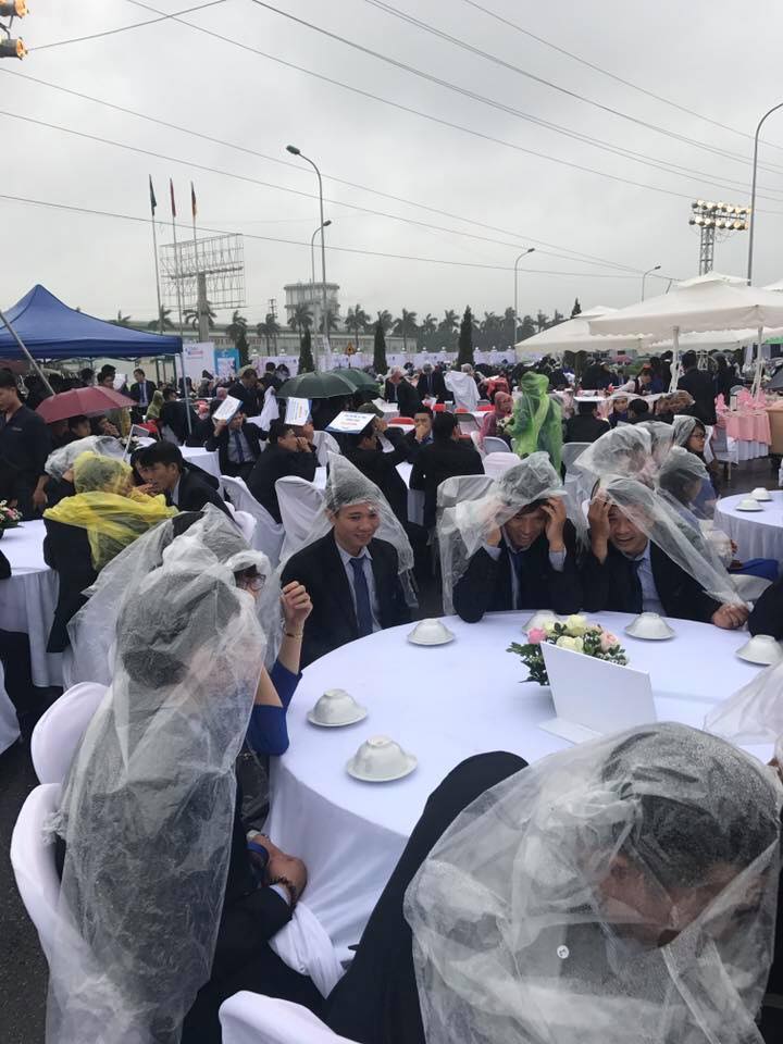 Đám cưới độc nhất vô nhị: Khách mời hoan hỉ mặc áo mưa, cầm ô ăn cỗ