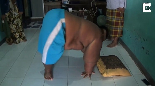 B&eacute; trai 10 tuổi nặng 190kg v&igrave; nghiện nước ngọt v&agrave; m&igrave; ăn liền - Ảnh 3.