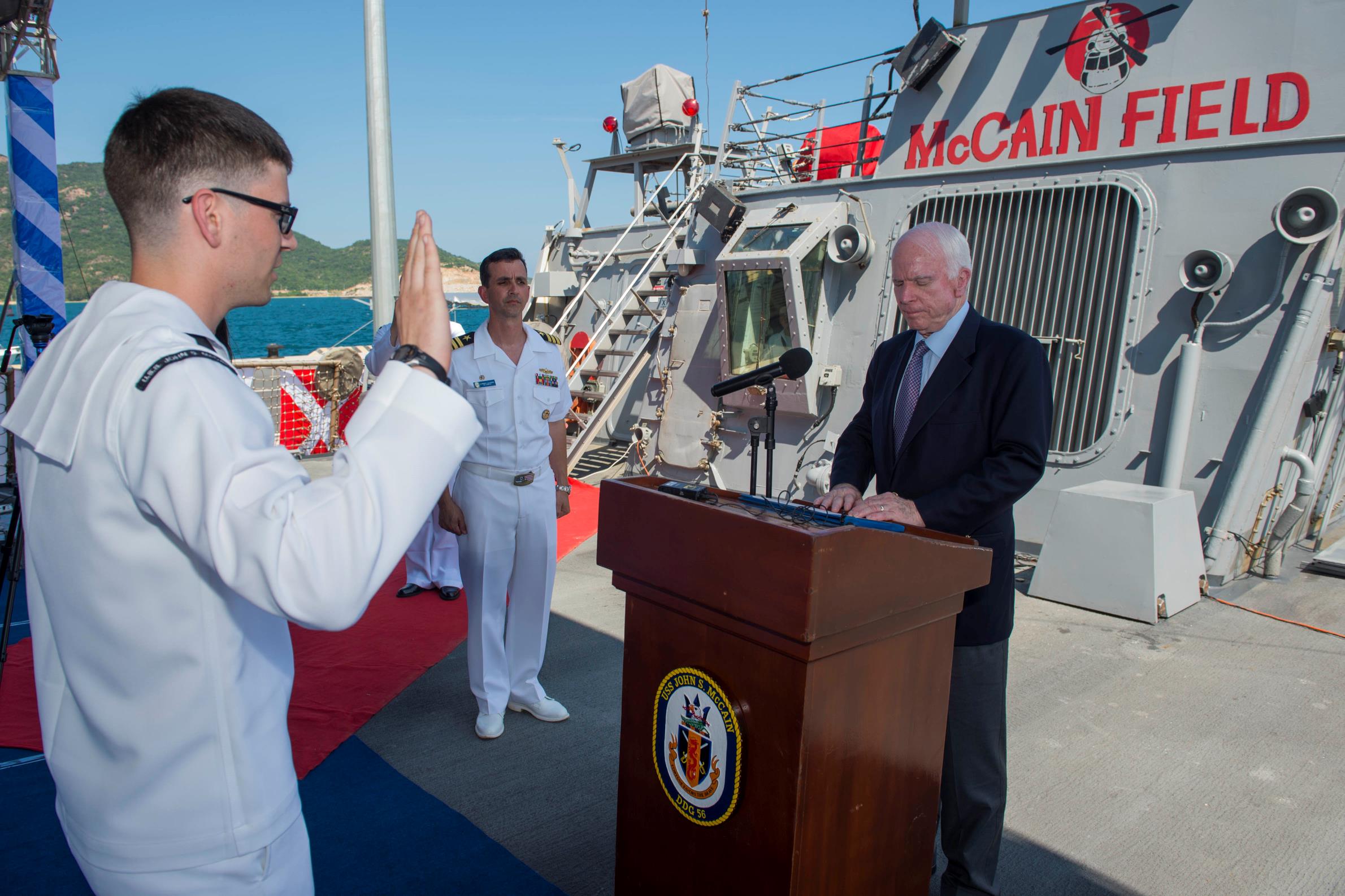Thượng nghị sĩ John McCain thăm tàu khu trục Mỹ tại Cam Ranh - Ảnh 2.