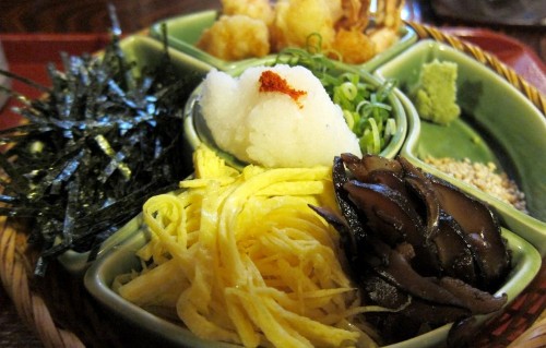 B&ecirc;n trong tiệm m&igrave; soba phục vụ ho&agrave;ng gia Nhật Bản - Ảnh 3.
