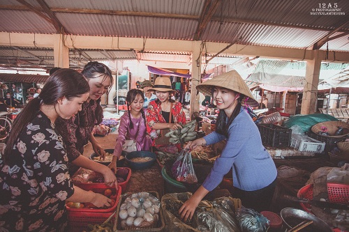 Phiên chợ quê có 1 không 2 ở Quảng Bình - Ảnh 1.