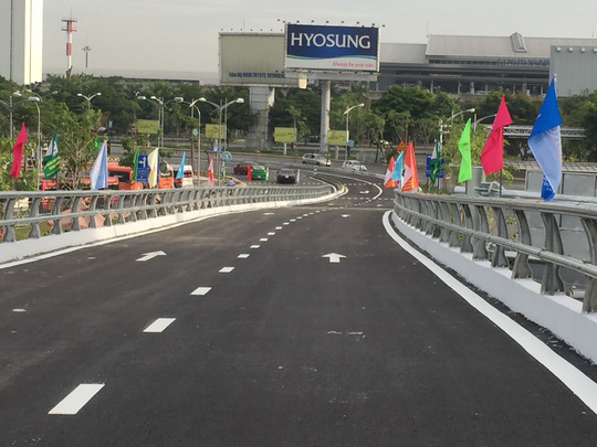 Thông xe cầu vượt ở 2 nút giao cửa ngõ sân bay Tân Sơn Nhất - Ảnh 5.