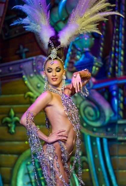 Đằng sau show diễn ngực trần khuynh đảo m&agrave;n đ&ecirc;m Paris - Ảnh 3.