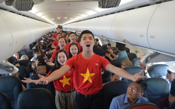 Mừng Tết Độc lập, khách Vietjet được nhận quà và cùng hát acapella - Ảnh 4.