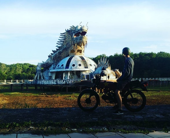 Kh&aacute;ch nước ngo&agrave;i đổ đến c&ocirc;ng vi&ecirc;n nước bỏ hoang ở Huế - Ảnh 1.