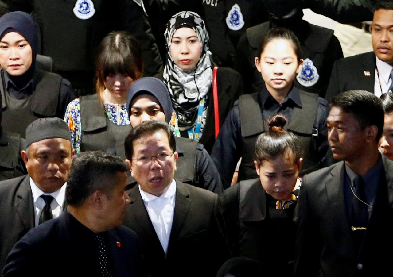 Đoàn Thị Hương và bị cáo Siti Aisyah giữa vòng vây an ninh dày đặc. Ảnh: Reuters