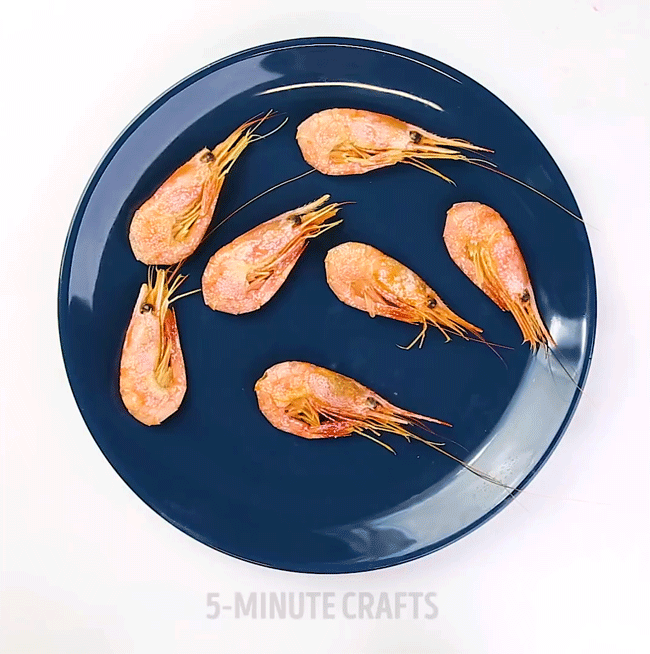 B&oacute;c vỏ t&ocirc;m thần sầu chỉ v&agrave;i gi&acirc;y sạch trơn! - Ảnh 3.