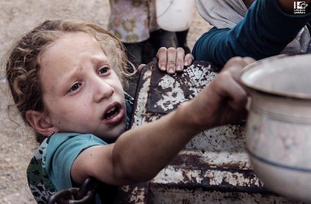 Cạn lương thực, người d&acirc;n Syria phải lục th&ugrave;ng r&aacute;c - Ảnh 3.