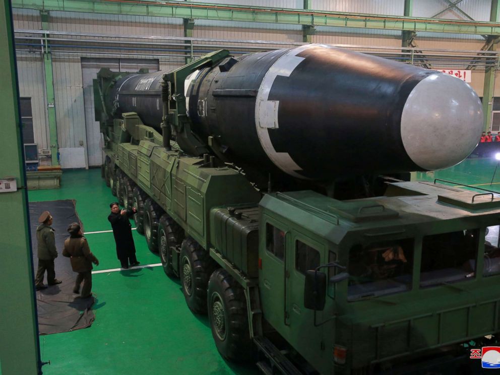 Triều Ti&ecirc;n khoe ảnh &ocirc;ng Kim Jong-un vui mừng theo d&otilde;i t&ecirc;n lửa - Ảnh 6.