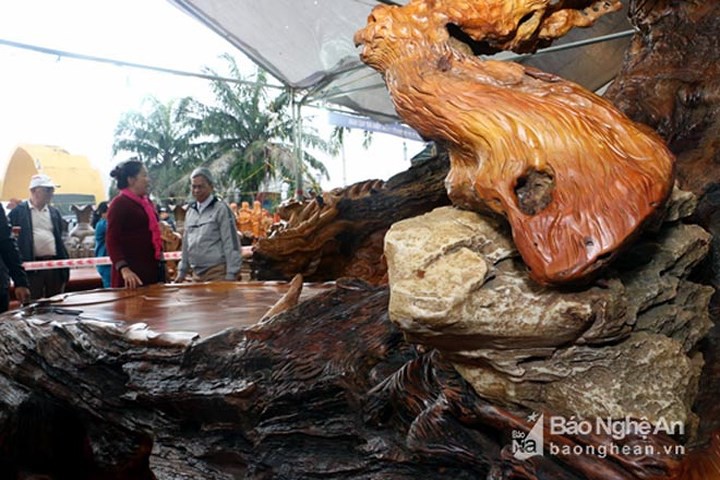 Bộ b&agrave;n ghế &ldquo;tứ linh&rdquo; gi&aacute; gần 3 tỷ đồng c&oacute; g&igrave; đặc biệt? - Ảnh 3.