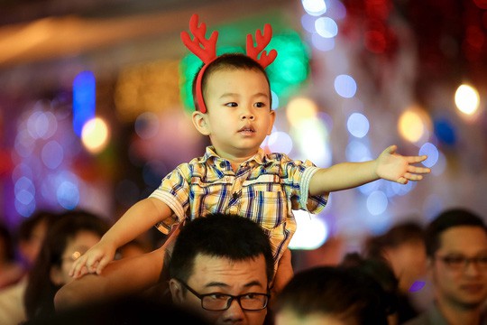 Sài Gòn rực rỡ trong biển người đêm Giáng sinh - Ảnh 12.