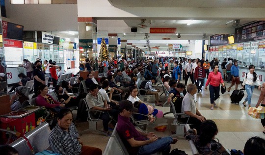 Người dân ùn ùn rời Sài Gòn, về quê nghỉ Tết Dương lịch - Ảnh 3.