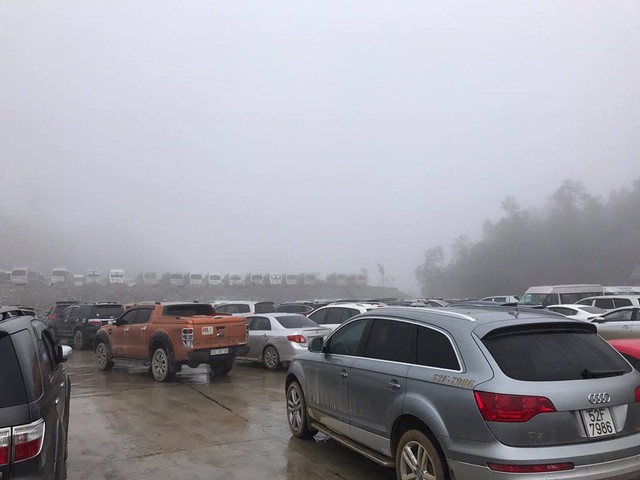 Sapa chìm trong biển người, 3 tiếng di chuyển được 30km