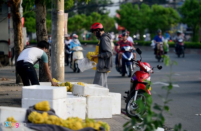 Những người bán quả phật thủ trên đường Cộng Hòa, quận Tân Bình đón khách mua khi hàng vẫn còn nhiều.