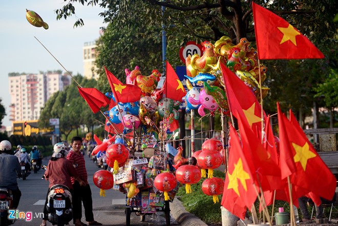 Cờ Tổ quốc, lồng đèn, bóng nhựa... được bày bán đỏ rực trên nhiều tuyến đường.