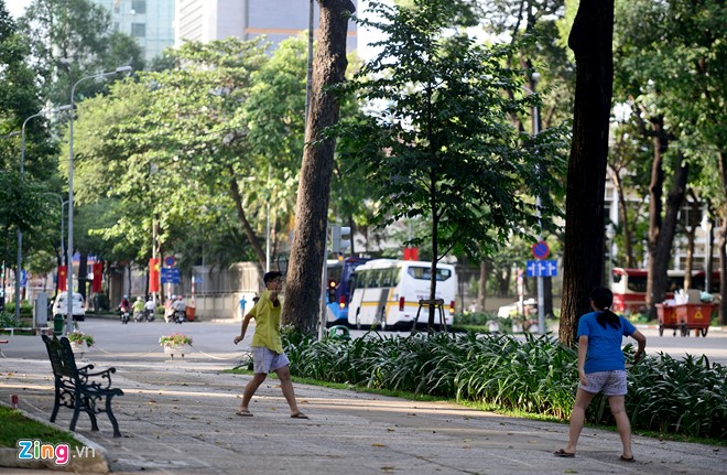 Công viên 30-4 cũng vắng người qua lại, hai em nhỏ đánh cầu lông bên đường ít xe cộ lưu thông.