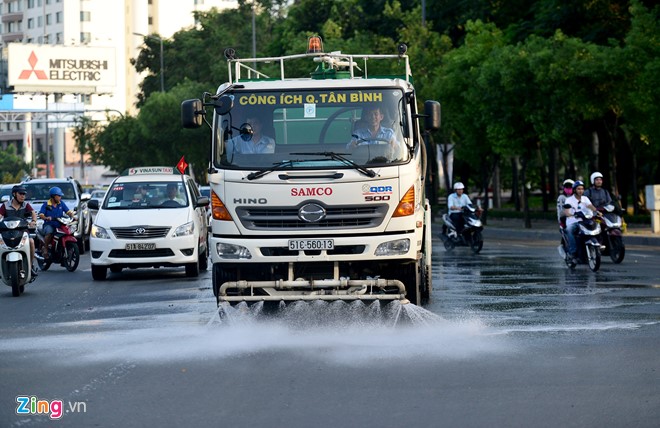 Xe chuyên dụng rửa đường trên tuyến Nguyễn Văn Trỗi-Trường Sơn.