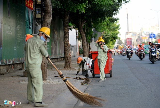 Công nhân làm sạch đường phố chuẩn bị cho ngày Tết được phong quang.
