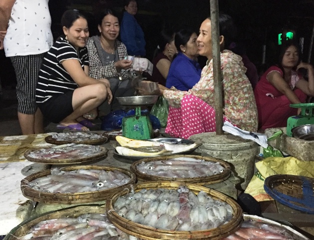 N&iacute;n thở theo bạn thuyền săn mực tr&ecirc;n biển miền Trung - Ảnh 9.