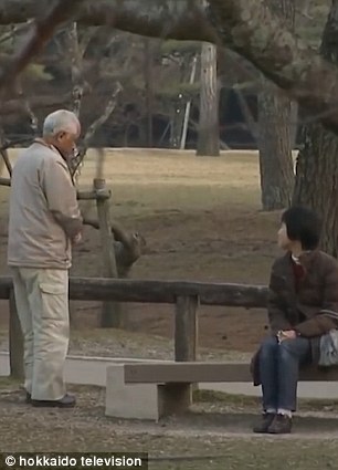 &Ocirc;ng Otou giải th&iacute;ch nguy&ecirc;n nh&acirc;n kh&ocirc;ng n&oacute;i g&igrave; với vợ l&agrave; do&hellip; ghen với c&aacute;c con. Ảnh: HOKKAIDO TV