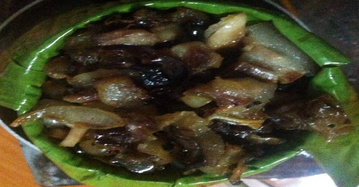 Cho thịt vào khuôn giò