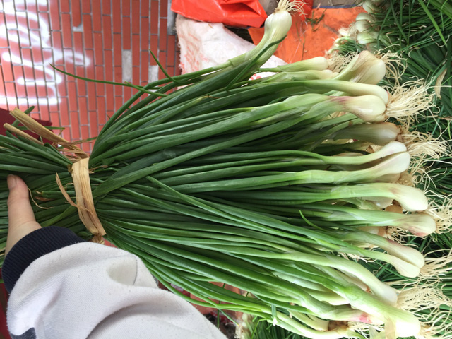 Một b&oacute; nhỏ hơn 1 kg c&oacute; gi&aacute; 10.000 đồng