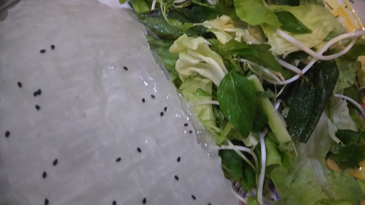 
C&aacute; th&uacute;t th&iacute;t được ăn chung với b&aacute;nh tr&aacute;ng v&agrave; rau sống
