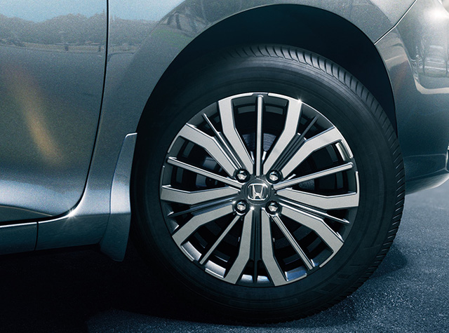 
B&ecirc;n dưới l&agrave; lưới tản nhiệt dạng tổ ong mới v&agrave; viền mạ cr&ocirc;m. Chưa hết, h&atilde;ng Honda c&ograve;n thay đổi thiết kế của cản va trước/sau cho City 2017. Trong khi đ&oacute;, b&ecirc;n sườn xe xuất hiện bộ v&agrave;nh với thiết kế 2 m&agrave;u mới.
