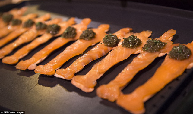 
Cá h&ocirc;̀i x&ocirc;ng khói và trứng cá mu&ocirc;́i cũng có mặt trong thực đơn
