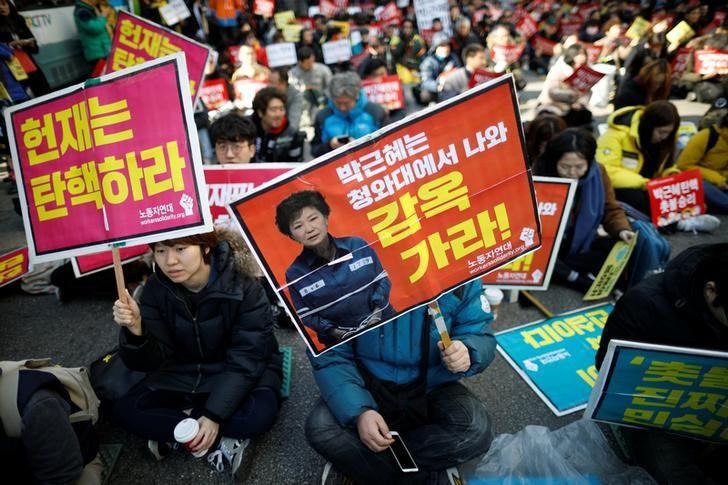 Nhiều người ủng hộ bà Park đụng độ với cảnh sát bên ngoài tòa án. Ảnh: REUTERS