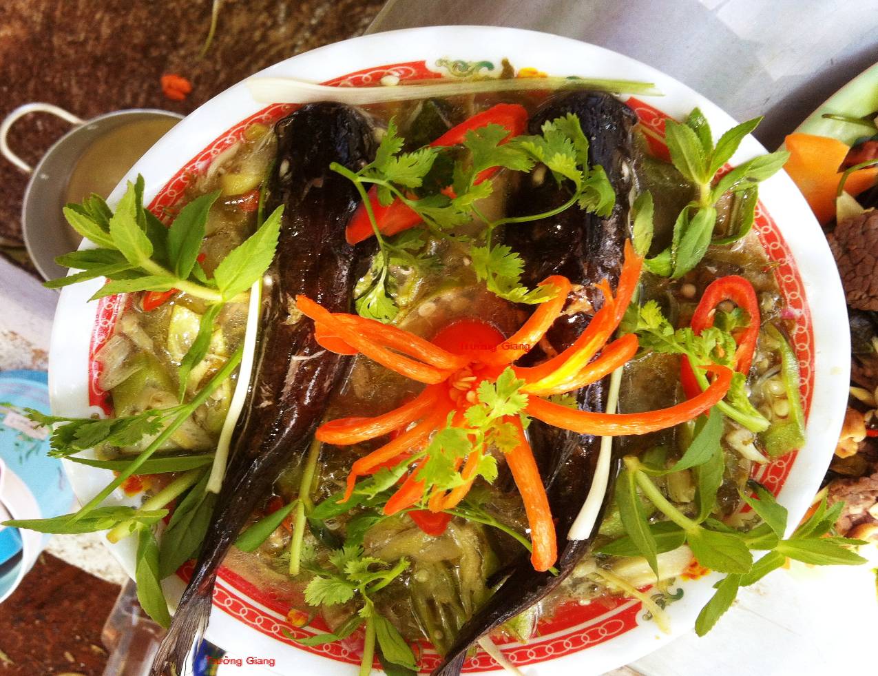 Thanh mát với canh chua lá bứa nấu cá suối