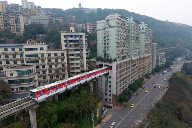 Trung Quốc: Tàu chạy xuyên tòa nhà 19 tầng