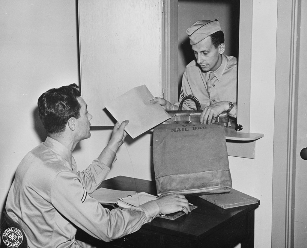 
V-mail cho ph&eacute;p việc vận chuyển thư từ thuận lợi v&agrave; &iacute;t tốn k&eacute;m chi ph&iacute; hơn rất nhiều. 1.600 bức thư khi được chuyển th&agrave;nh dạng phim cuộn chỉ c&oacute; k&iacute;ch thước bằng một bao thuốc l&aacute;, v&igrave; thế 37 t&uacute;i thư giờ chỉ c&ograve;n một t&uacute;i.
