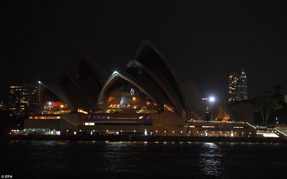 Phần đ&egrave;n chiếu s&aacute;ng của nh&agrave; h&aacute;t nổi tiếng ở Sydney - &Uacute;c được tắt ở phần m&aacute;i trong Giờ Tr&aacute;i đất. Ảnh: EPA