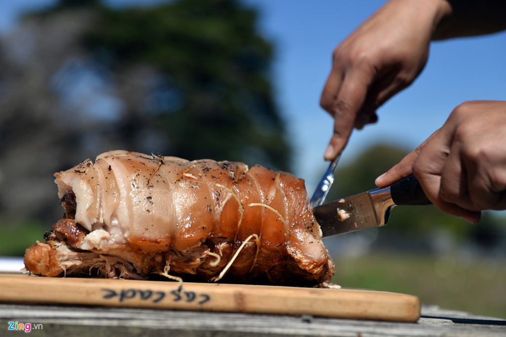 Nướng thịt bằng cách chôn xuống đất ở New Zealand