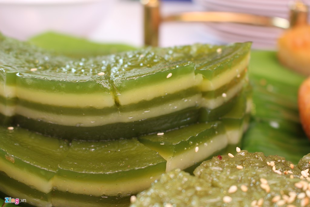 
B&aacute;nh da b&ograve; (b&aacute;nh 7 tầng) c&oacute; vị dẻo mềm của bột, thơm b&eacute;o của đậu xanh c&agrave; nhuyễn. M&oacute;n b&aacute;nh n&agrave;y c&oacute; gi&aacute; 5.000-7.000 đồng một miếng (c&aacute;i).
