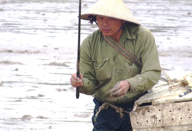 Quá trình câu cá, người đi câu phải lội bùn nhẹ nhàng, không tạo ra tiếng động; đôi mắt chăm chú quan sát tìm cá, một tay cầm cần, một tay cầm lưỡi câu chùm tự chế để sẵn sàng tung ra. Năm nay 55 tuổi, thợ câu Đinh Văn Bẩy, quê xã Phả Lễ, huyện Thủy Nguyên đã có thâm niên 42 năm trong nghề câu cá lác tại khu vực cửa biển Đình Vũ, Cát Hải.