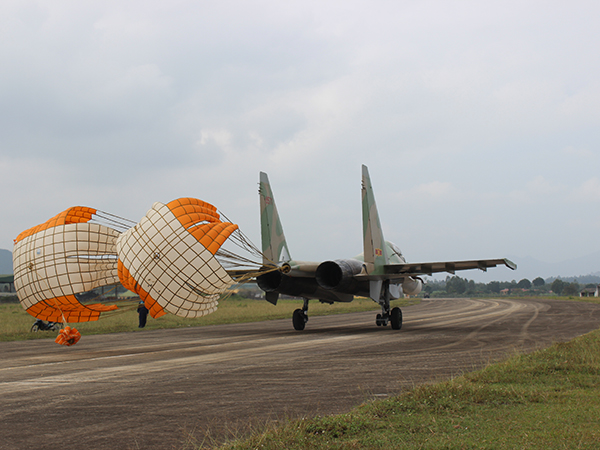 Máy bay Su-30MK2, số hiệu 8575 trở về sau một ban bayhuấn luyện trước đó