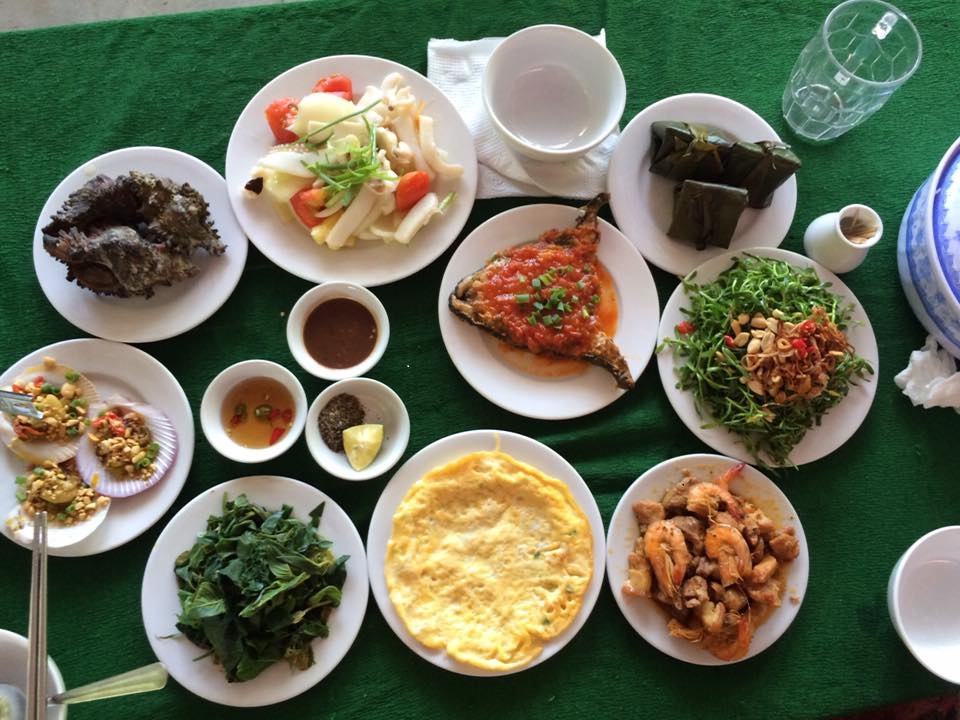 
Bữa trưa nằm trong g&oacute;i tour du lịch kh&aacute;m ph&aacute; C&ugrave; Lao Ch&agrave;m
