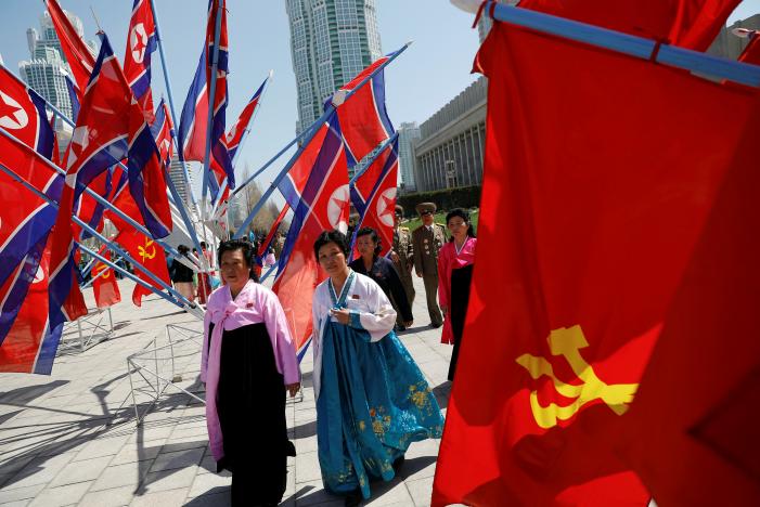 Người d&acirc;n đ&atilde; thức dậy từ sớm tham dự sự kiện th&ocirc;ng đường. Ảnh: Reuters