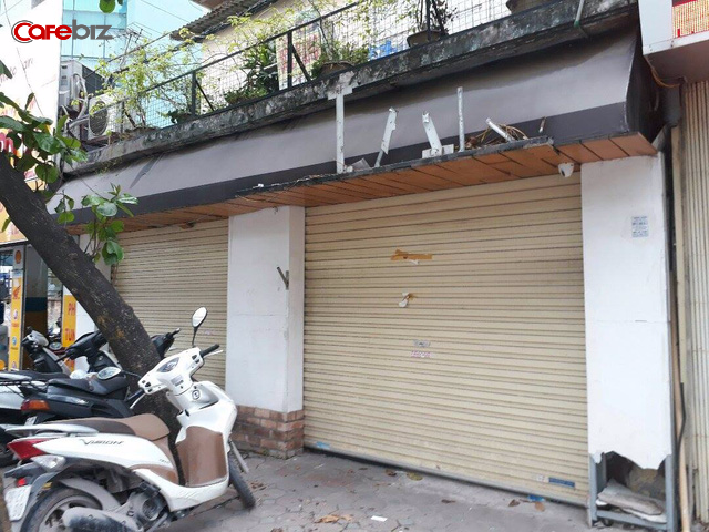 The KAfe tại 107, L&aacute;ng Hạ đ&atilde; đ&oacute;ng cửa được khoảng 2 tuần. Biển hiệu bị th&aacute;o trong ng&agrave;y 17/4 để chuẩn bị cho loại h&igrave;nh kinh doanh kh&aacute;c.