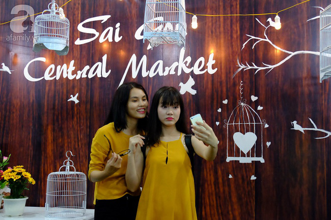 
Hai bạn nữ xinh đẹp l&agrave;m d&aacute;ng trước khu vực nghỉ ch&acirc;n của kh&aacute;ch.
