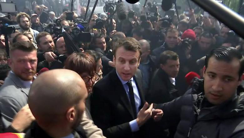 Pháp: Bà Le Pen "phục kích" ông Macron