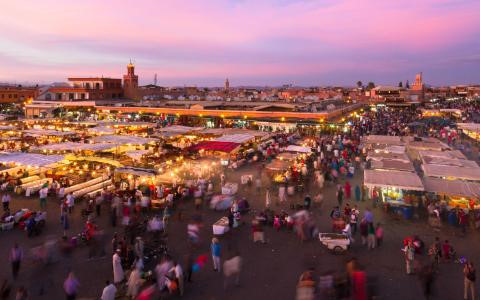 Marrakech, Morocco: Mỗi tối, quảng trường Jemaa el Fna nổi tiếng ở Marrakech lại biến th&agrave;nh một khu ăn uống nhộn nhịp với c&aacute;c m&oacute;n ăn rất rẻ của địa phương. M&oacute;n ăn phải thử ở đ&acirc;y l&agrave; m&oacute;n c&aacute; của quầy số 14, với những đĩa nhỏ c&aacute;c loại hải sản như t&ocirc;m, mực c&ugrave;ng salad, chip&hellip;